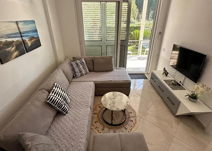 Gjiri I Lalzit Lura 3 Toni Daire